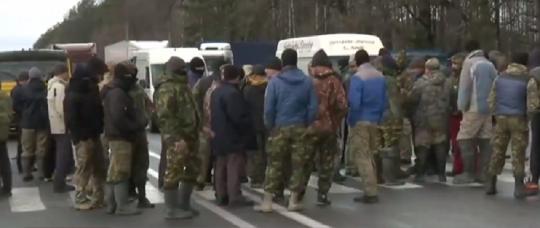 Добытчики янтаря на Ровенщине заблокировали международную трассу: на месте пикета огромная очередь из авто, к месту инцидента направлен спецназ для разгона