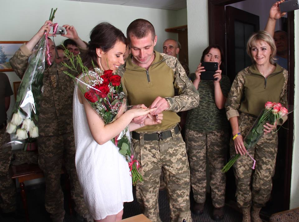 Свадьба под пулями: украинский сегмент социальных сетей покорили фотографии бракосочетания защитника Отечества и его прекрасной невесты в прифронтовой Авдеевке - кадры