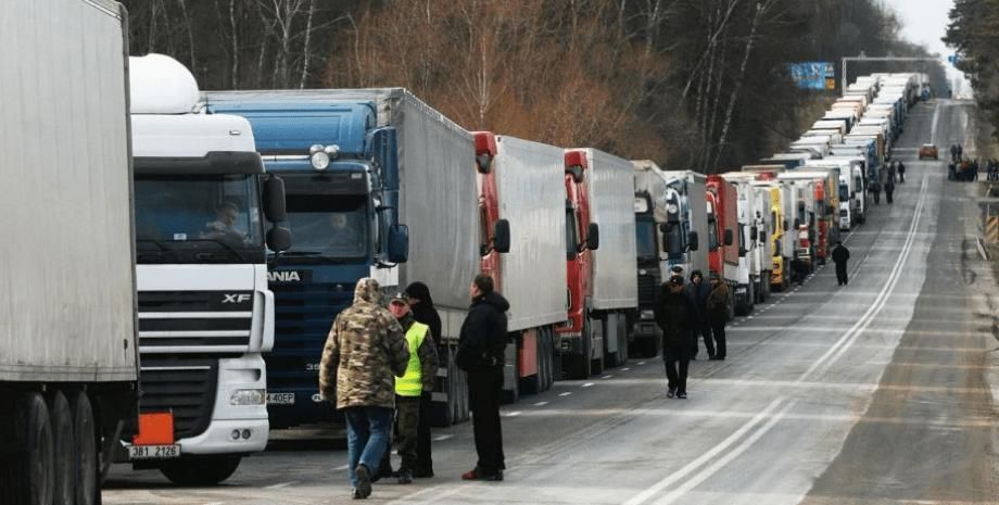 Блокада проезда фур в Украину: в таможне рассказали, сколько грузовиков скопилось в Cловакии на границе