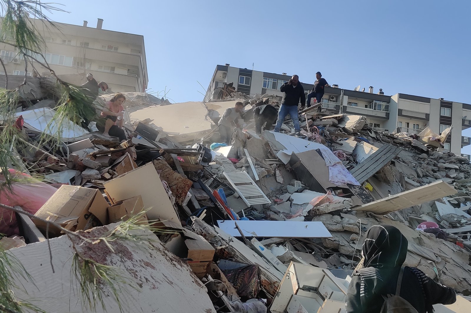 В Турции в городе Измир произошло мощное землетрясение: разрушены дома, спасатели ищут погибших 