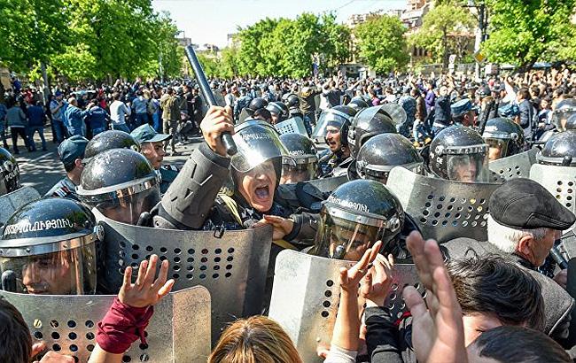 В Армении оппозиция объявила о начале революции: активисты начинают радикальные меры против пророссийского Саргсяна 