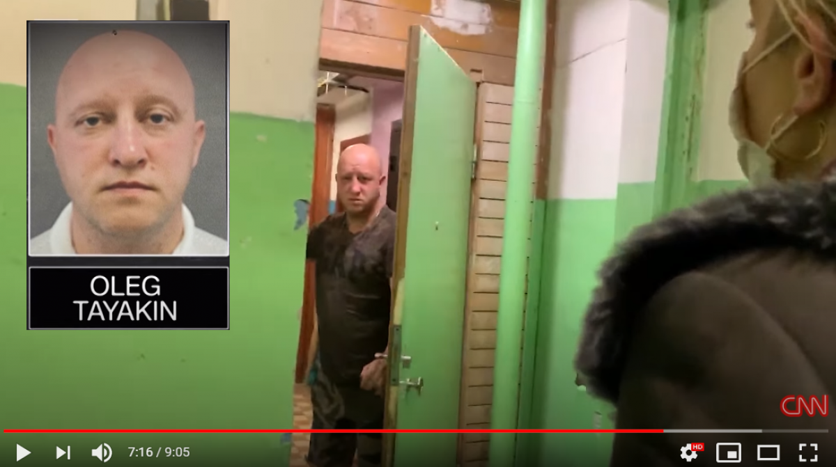Журналисты CNN пришли домой к участнику отравления Навального: увидев камеру, он начал прятаться