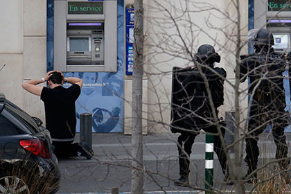 Мужчина, захвативший заложников в почтовом отделении под Парижем, сдался