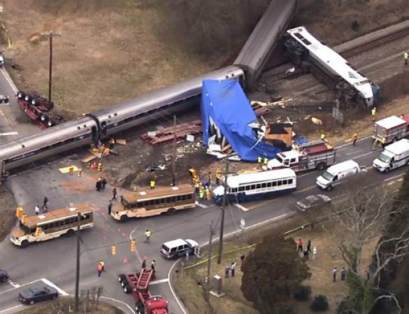 Крупная авария в США: поезд сошел с рельсов после столкновения с грузовиком