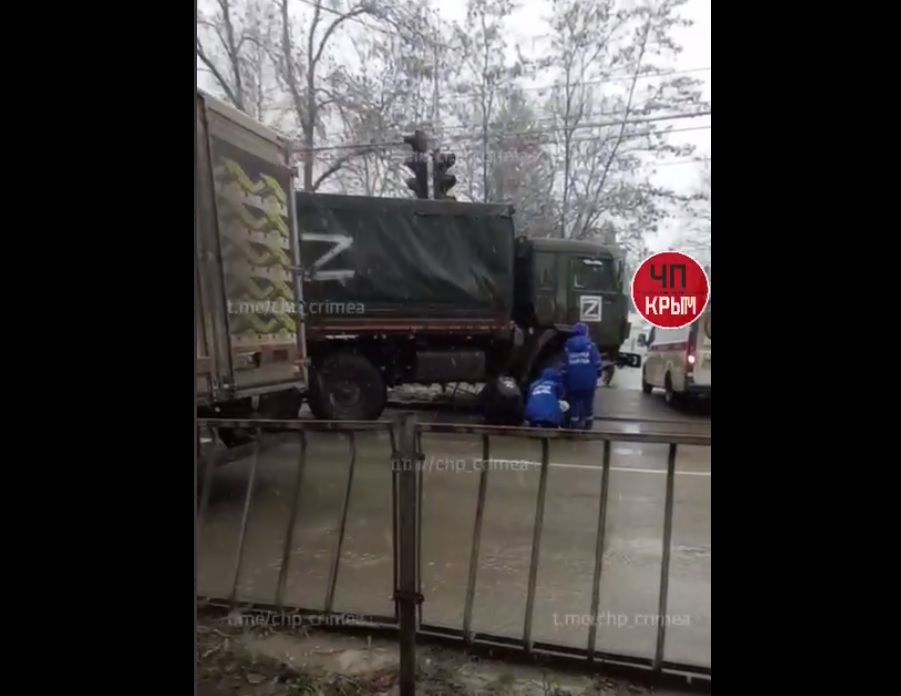 В Крыму российские военные на "КамАЗе" сбили школьницу: появилось видео