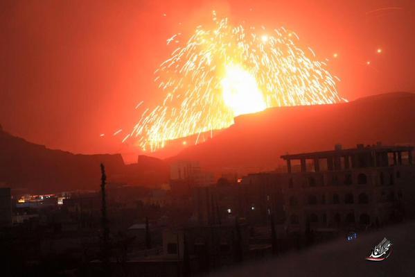 У столицы Йемена прогремели мощные взрывы: город охвачен сильнейшим пожаром