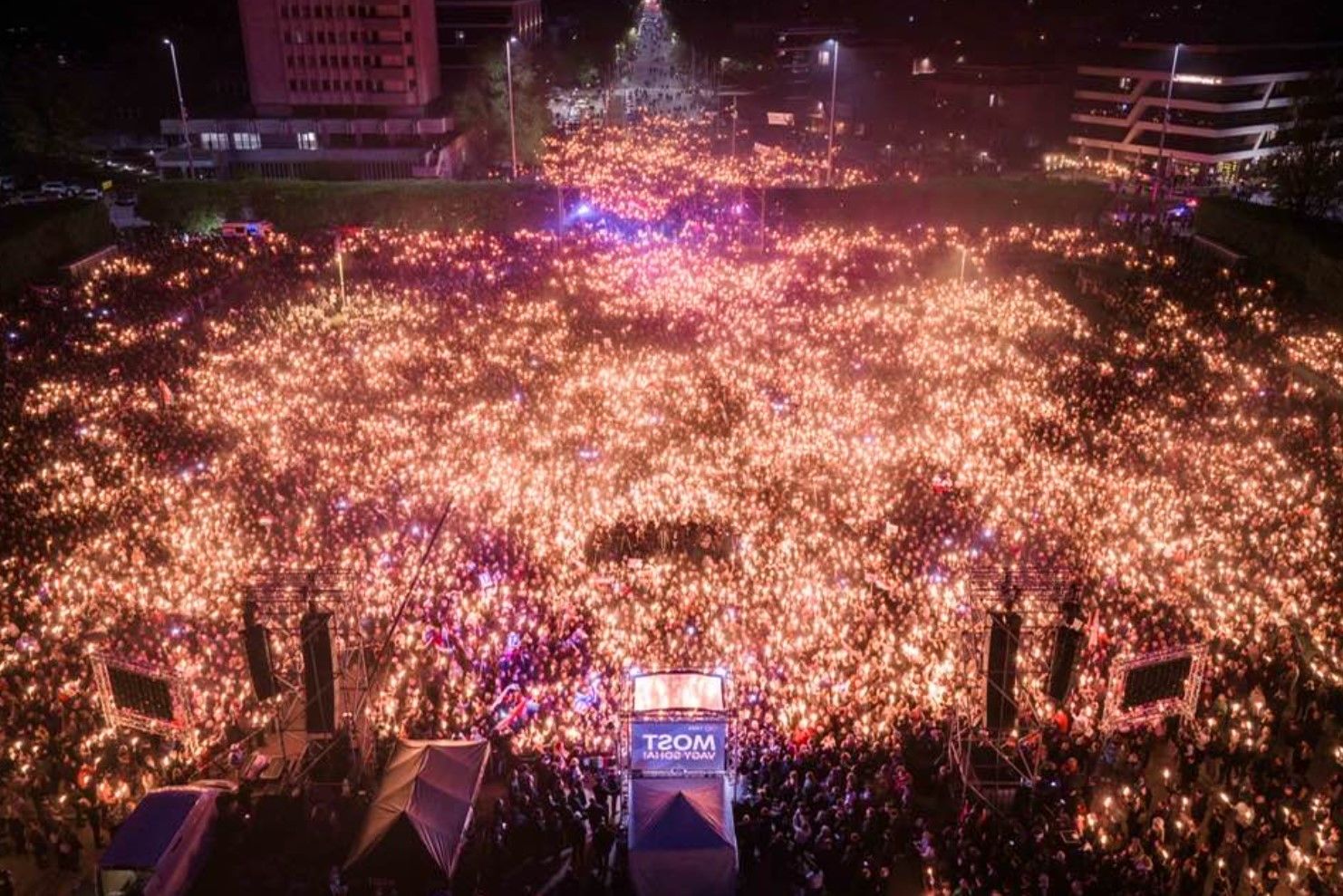 Мадьяр за полдня до выборов собрал аншлаг на митинге в городе-оплоте Орбана 