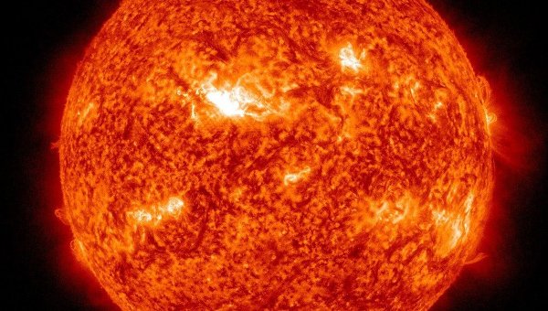 Специалистам NASA удалось заснять мощную вспышку на Солнце
