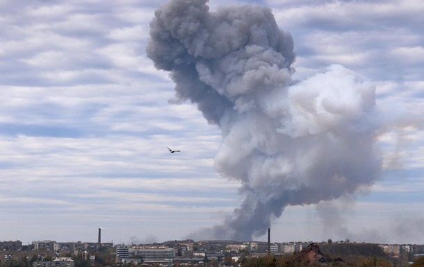 "Бахнуло, что даже птицы с дерева слетели": на нефтебазе в Донецке прогремел взрыв, видны дым и пламя