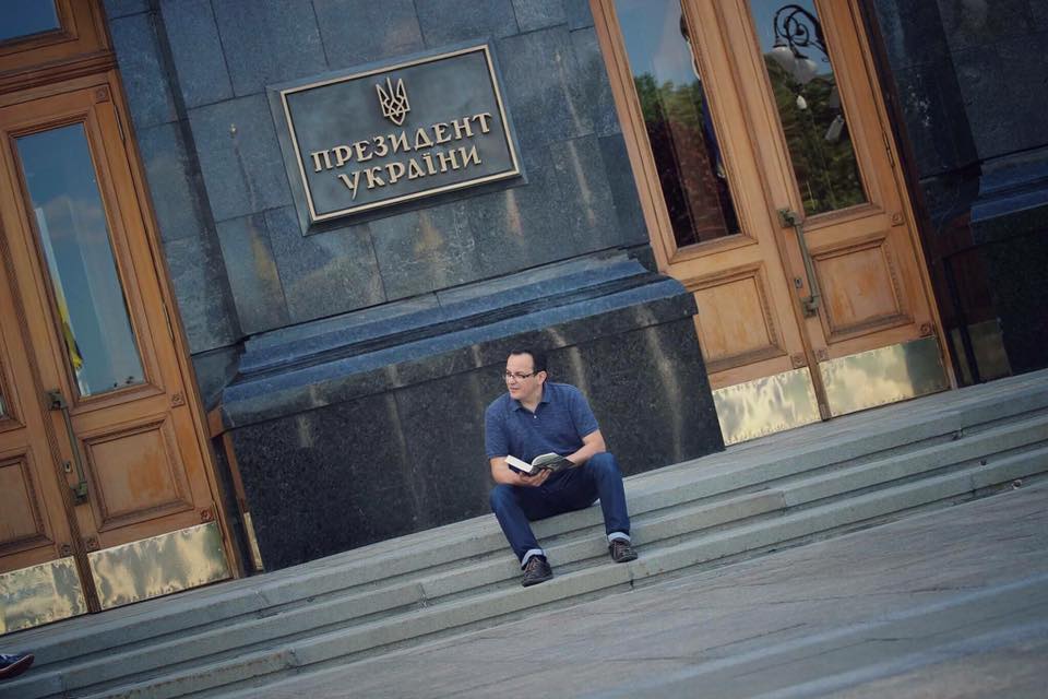 Голодающий Березюк намерен ночевать возле администрации президента