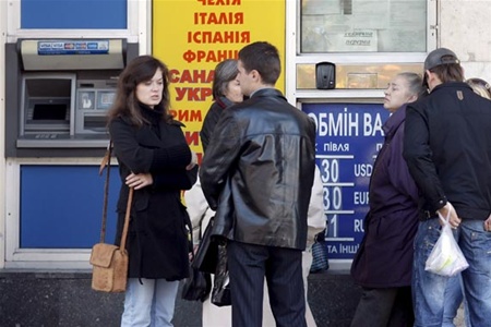 В Донецке на "черном рынке" доллар продают по 50 гривен