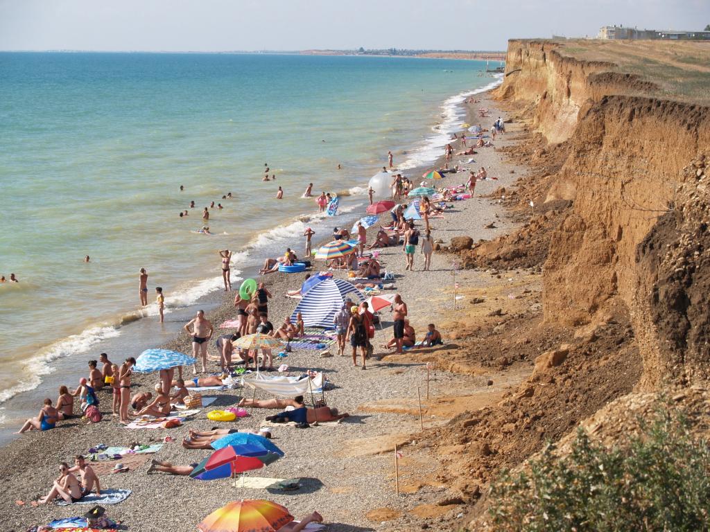 На пляж в Крыму летом будут пускать по "карточкам крымчанина"