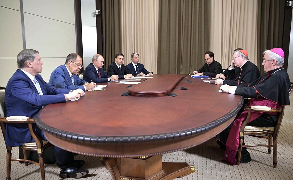 "Москва несет огромную ответственность за мир в ряде регионов", - представитель Ватикана рассказал, о чем говорил на встрече с Путиным