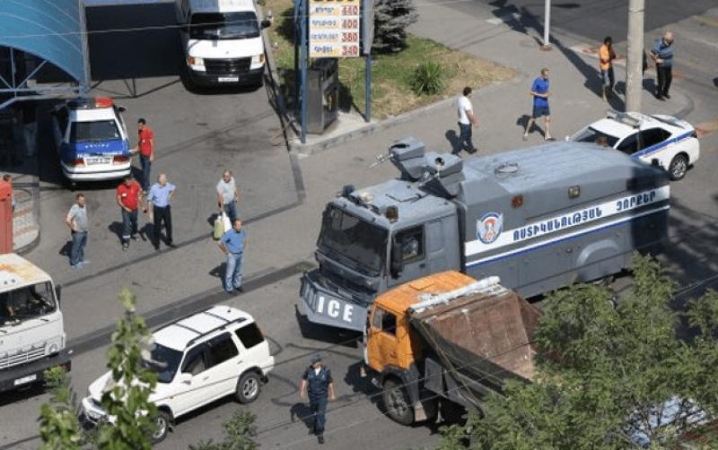 Преступники из "Сасна црер" снова захватили заложников в Ереване - бандиты удерживают у себя двоих медиков 