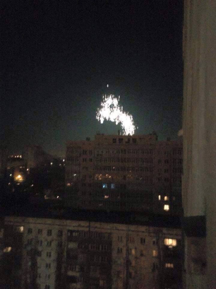 Очевидцы: ночь в Донецке прошла под канонаду взрывов. В небе пылали осветительные снаряды