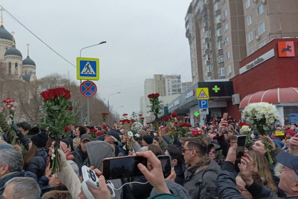 ​"Путин – убийца, и нет войне", – тысячи россиян прощаются с Навальным, катафалк забросали цветами