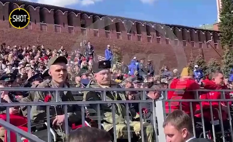 Путін на "параді перемоги" 9 травня познущався над ветеранами, посадивши поруч із ними вбивць і мародерів "СВО", – відео
