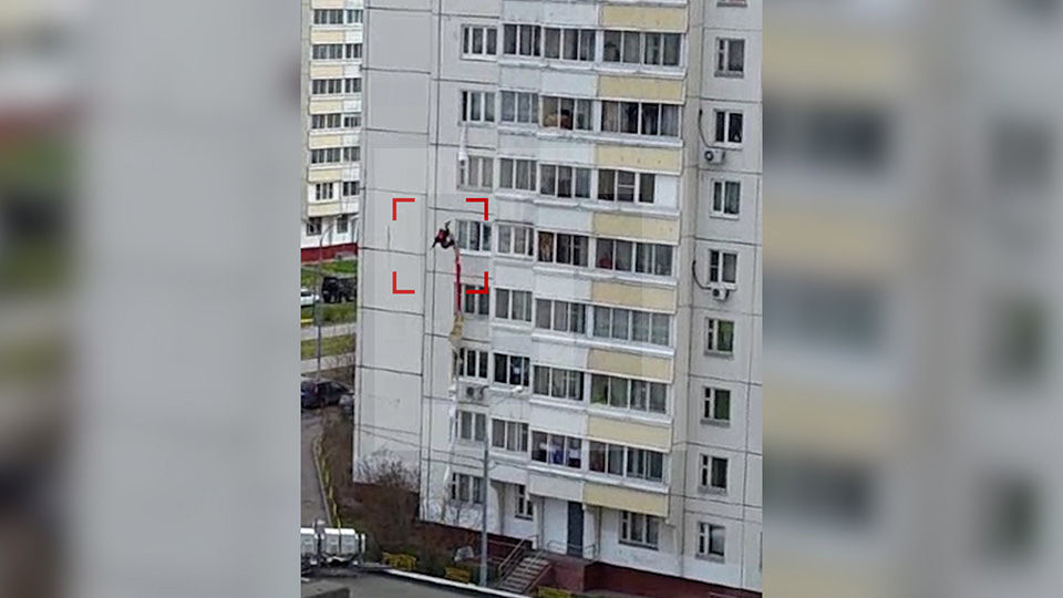 Удачное приземление: 35-летний житель Москвы, спускаясь по простыням с 6 этажа, чудом выжил сорвавшись с большой высоты