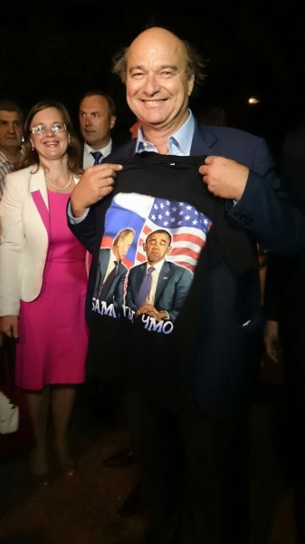 Скандальный французский сенатор поклялся, что купил футболку с надписью "Обама – чмо" по ошибке