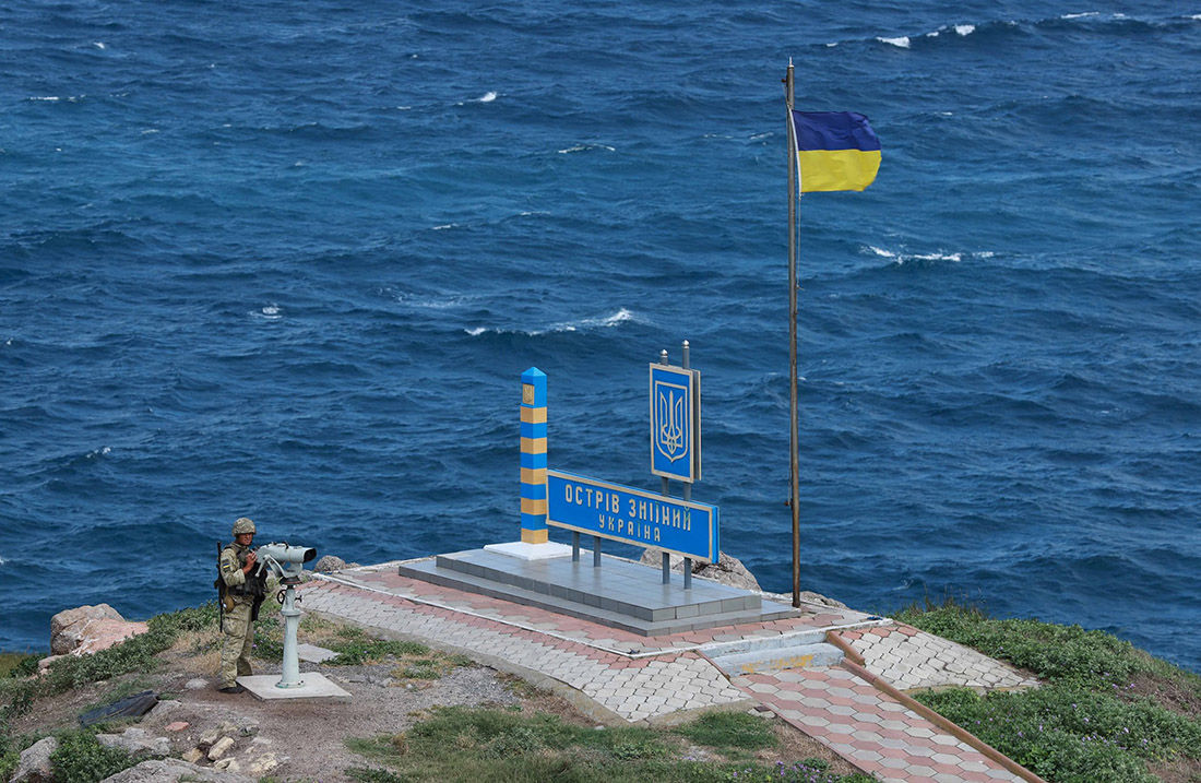 Армия РФ угрожает пограничникам на Змеином, в Кривом Роге снаряд попал в склад боеприпасов