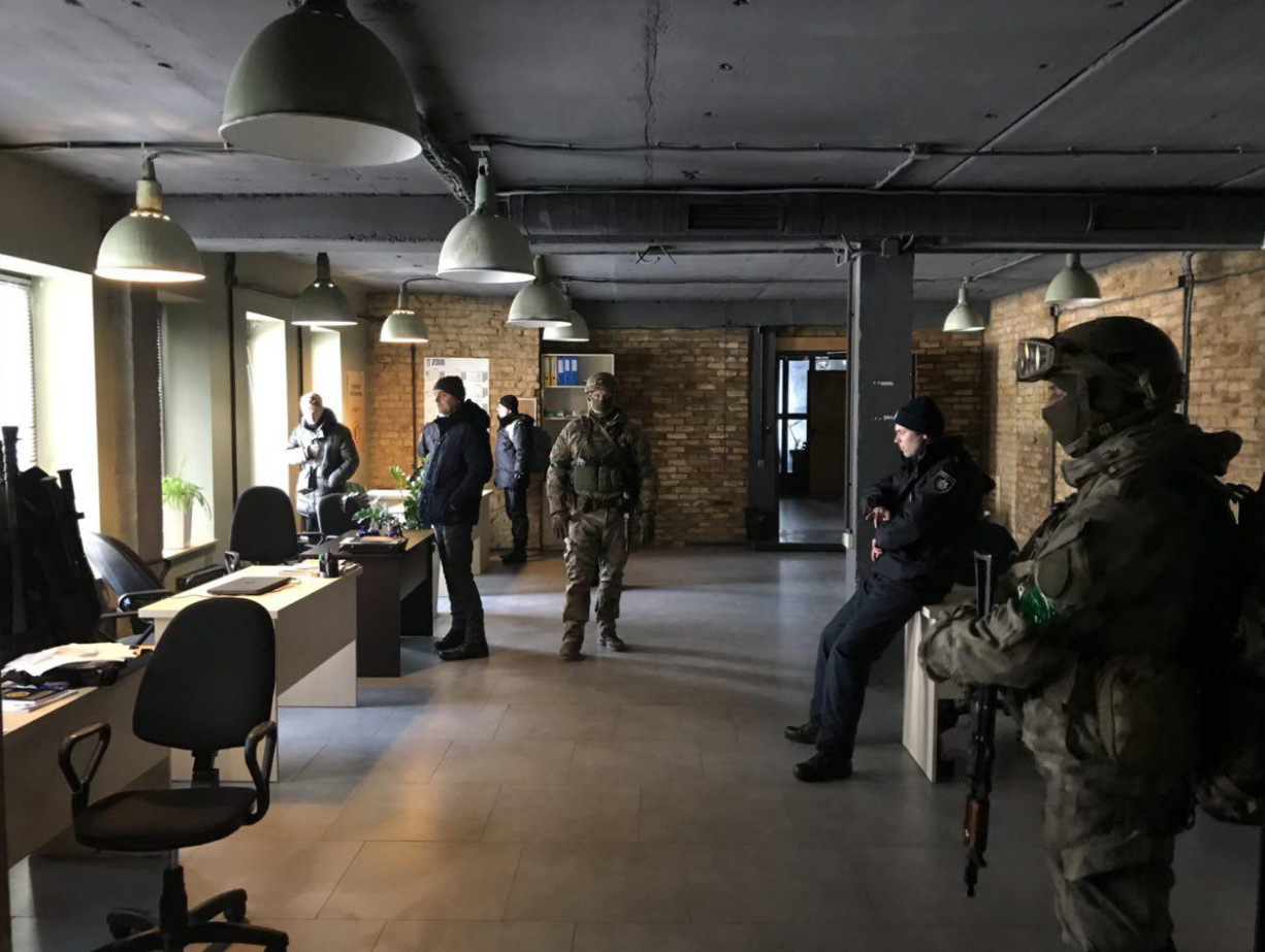 Полиция ворвалась в штаб "Нацкорпуса" в Киеве – кадры