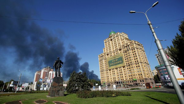 Громкое воскресенье: жители центра Донецка слышат страшные взрывы, возле жилых домов образуются воронки