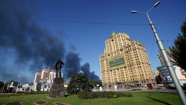 Громкое воскресенье: жители центра Донецка слышат страшные взрывы, возле жилых домов образуются воронки