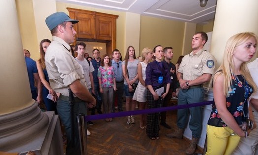 Во Львовском городском совете произошла потасовка: активистов не хотели пускать на сессию