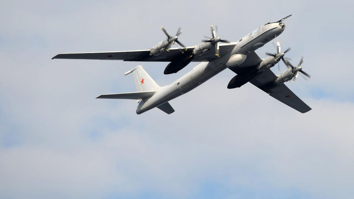 В России у военного Ту-142 в воздухе отказал двигатель: экипаж отменил боевое задание, самолет начал снижаться