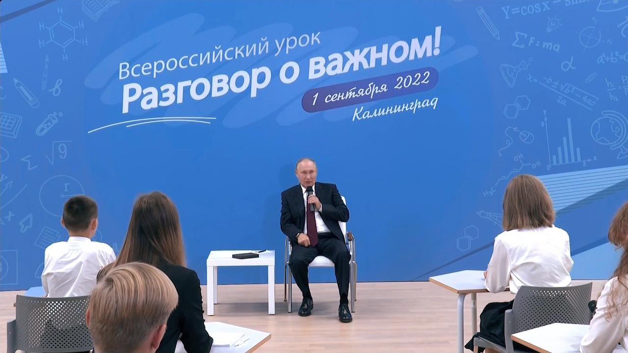 Невролог озвучил причину, по которой Путин постоянно "дергает" ногой