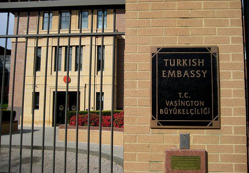 Курды и россияне в Москве подняли протест под посольством Турции: активисты требуют освободить задержанных прокурдских депутатов
