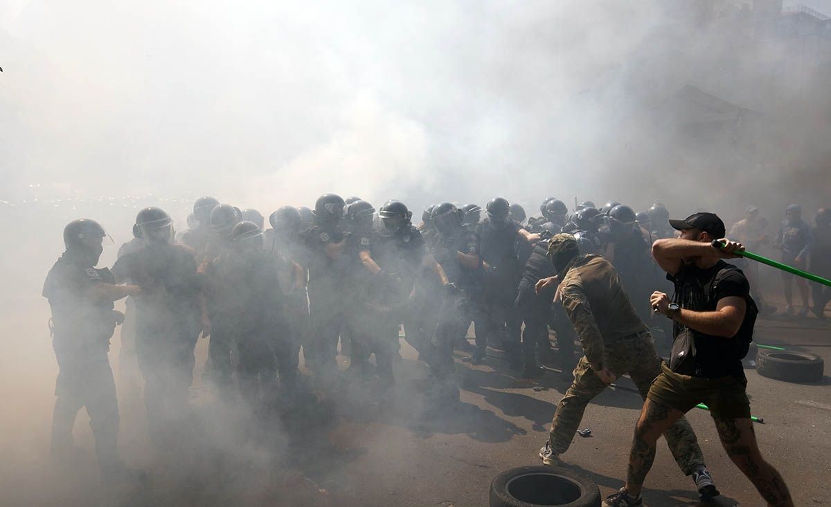 В центре Киева во время стычек с Нацкорпусом полиция применила газ: митингующие ранили полицейского 
