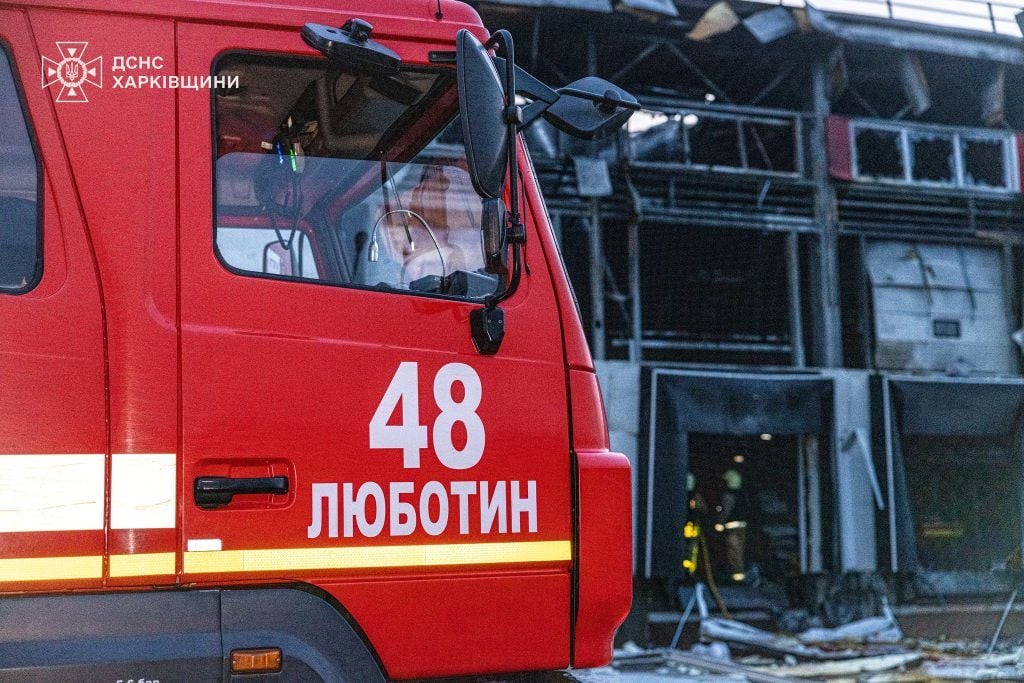 Россия ударила по пригороду Харькова – появились кадры, как спасатели тушат пожар на почте