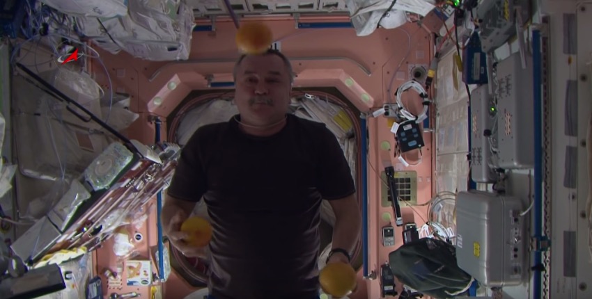 Космический экипаж МКС с чувством юмора выполняет цирковые трюки на перерыве