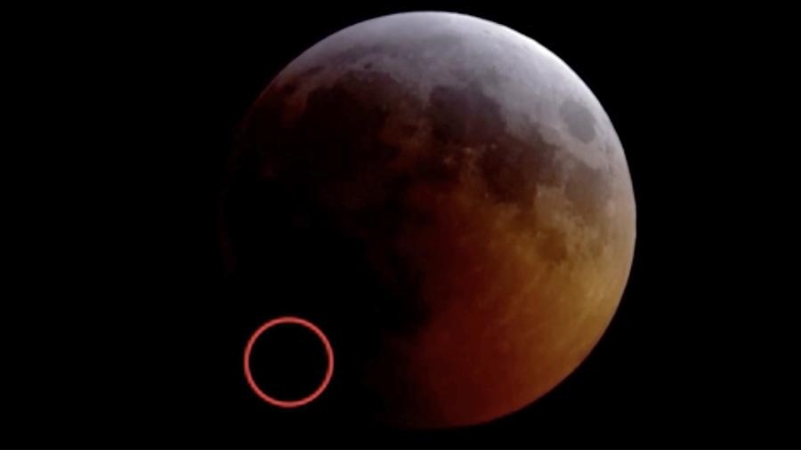 Падение метеорита на "кровавое" лунное затмение: астрономы из США запечатлели необычное явление – кадры