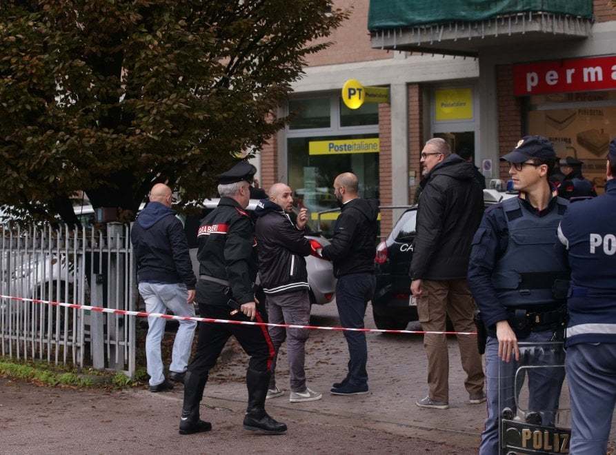 Итальянский мафиози Амато захватил заложников: преступник сильно кричит, угрожает всех перерезать - фото