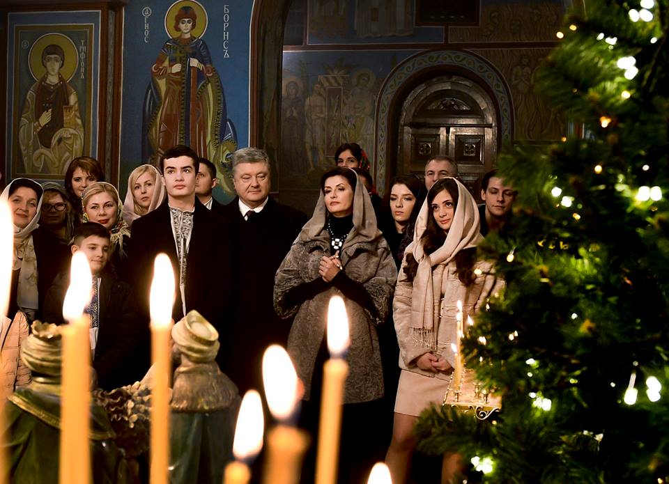 “Где бы мы ни были сегодня, вспомним тех, кто защищает страну”, - Порошенко трогательно поздравил украинцев с Рождеством, - кадры