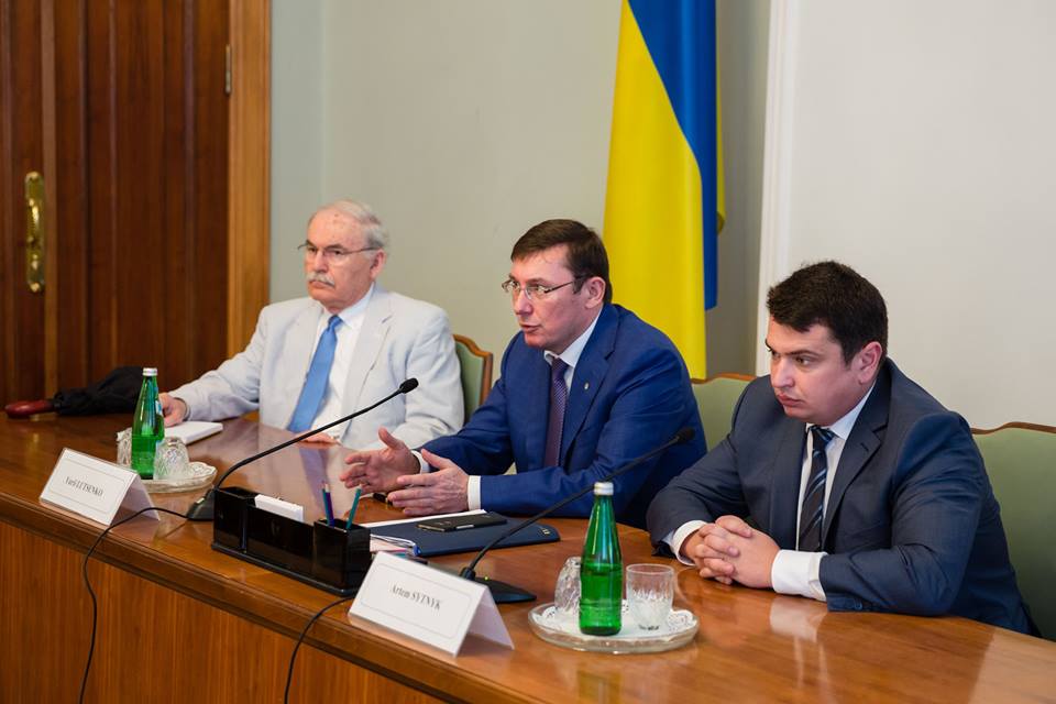 Украина воюет с путинской агрессией, внутренней преступностью и коррупцией, мы вместе победим на этом фронте - Луценко