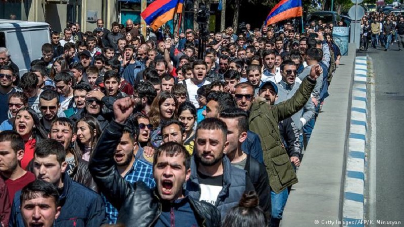 Такой массы людей на улицах Еревана еще никто не видел: как молодежь Армении восстала против пророссийской власти - кадры