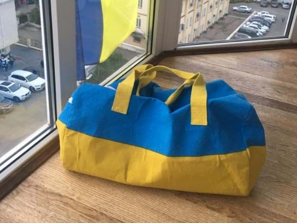 "Я не могла не привезти это из Украины. Теперь по этой сумке меня можно будет узнать в  Москве. Это я не забуду, это до слез" – Елена Рыковцева