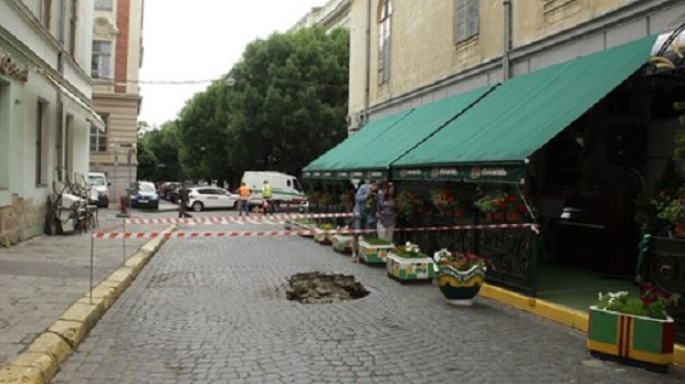 В центре Львова провалилась под землю брусчатка. Фото очевидцев