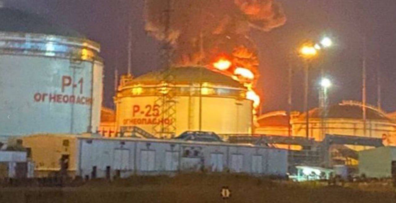 ​Горит, полыхает: "хлопок" посетил порт Тамань, где резервуары с нефтепродуктами, – кадры