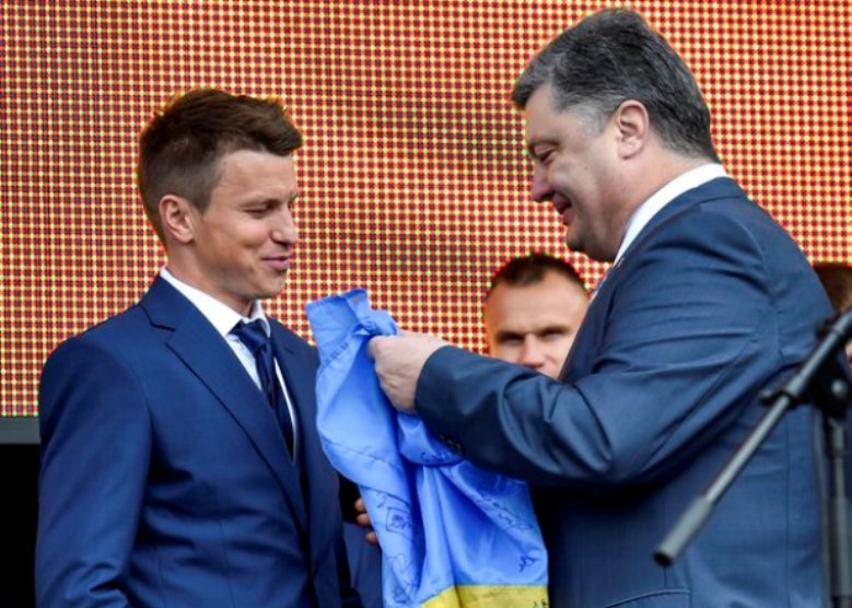 Сборной Украины по футболу пожелали победы и торжественно провели во Францию на "Евро-2016"