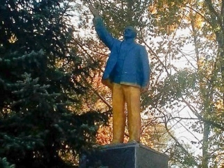 Под Одессой памятник Ленину покрасили в цвета украинского флага