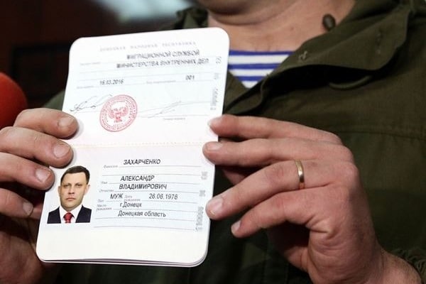 У Захарченко паспорт “ДНР” назвали аналогом удостоверения личности апатрида