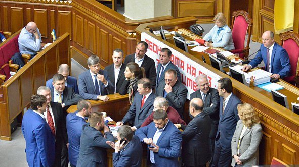 Скандал с "кнопкодавством" в Раде: Ляшко заблокировал трибуну и обвиняет нардепов в фальсификации итогов голосования за медреформу