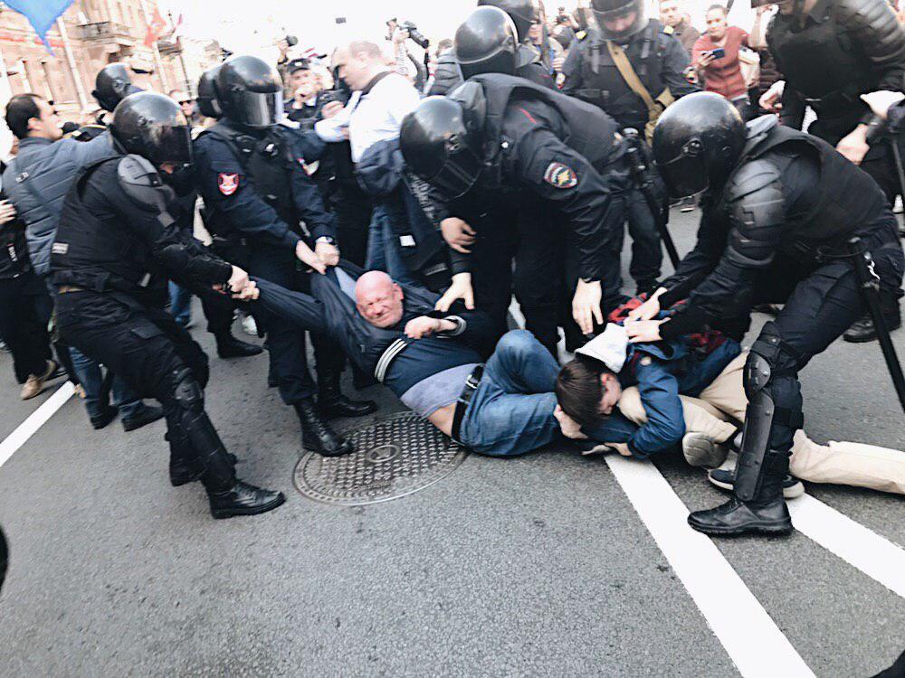 В Петербурге масштабный марш протеста: полиция избивает протестующих - видео поразило Сеть жестокостью Росгвардии