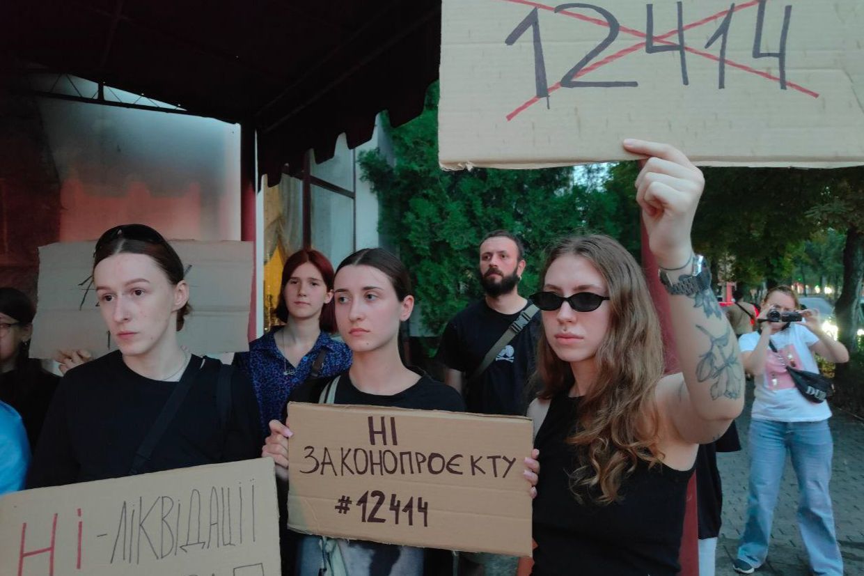 ​"Изменимся или умрем": Киев, Львов, Одесса восстали против закона №12414, Зеленский молчит