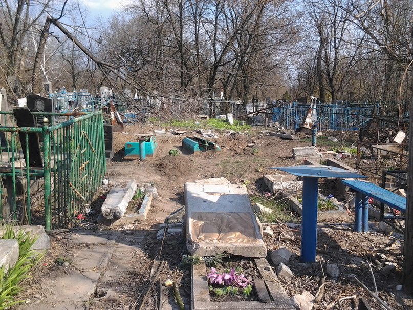 В Донецке после масштабных обстрелов кладбища превращаются в руины. Фото