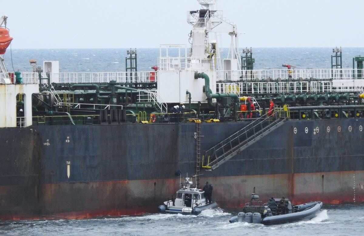 Швеция задержала танкер "теневого флота" РФ, подозреваемый в разливе нефти в Балтийском море